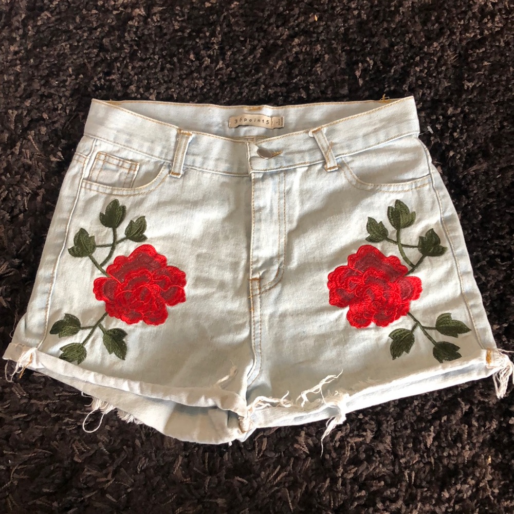 Light blue denim shorts with rose detail